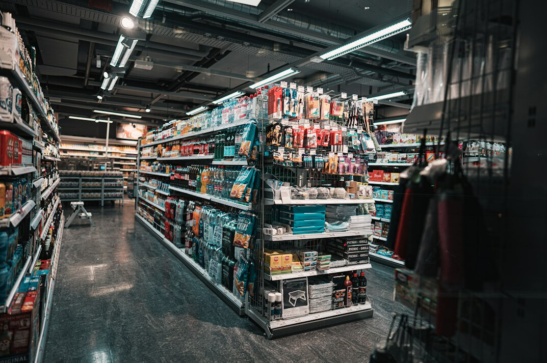 detective monitoring retail